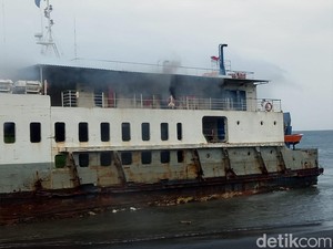 KMP Labitra Adinda yang Terbakar di Selat Bali Berhasil Dipinggirkan