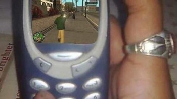 Kira-kira pakai emulator apa ya buat main GTA di ponsel jadul Nokia. (Foto: Twitter/PicturesFoIder)