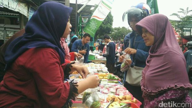 Berbagai jajanan pasar tradisional disajikan para penjual.
