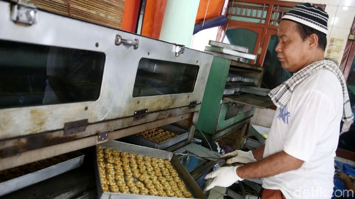 Pusaka Kwitang memproduksi berbagai jenis kue kering. Dalam sehari, industri rumahan yang terletak di Kwitang, Jakpus, itu menjual 30 kaleng kue kering.