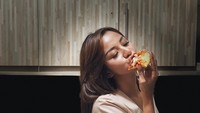 Siapa nih yang bisa makan pizza se-seksi Kirana? Wanita berambut panjang ini menikmatinya saat National Pizza Day. Foto: Instagram kiranalarasati