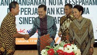 Hadir pula Deputi Kementerian BUMN Bidang Usaha Jasa Keuangan, Jasa Survei dan Konsultan Kementerian BUMN, Gatot Trihargo, Dirut Perum Jamkrindo Randi Anto dan Direktur Utama PT. Semen Baturaja (Persero) Tbk Rahmad Pribadi dan Menteri Badan Usaha Milik Negara (BUMN) Rini Soemarno. Foto: dok. Kementerian BUMN