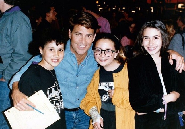 Star struck! Meghan Markle ketemu selebriti terkenal di zamannya, aktor Ted McGinley dari serial Married… With Children. (Foto: Istimewa)