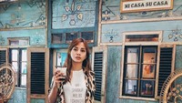 Tuh kan, kopi lagi! Kali ini Kirana bergaya keren di sebuah coffee shop. Es kopinya pasti seger banget nih. Foto: Instagram kiranalarasati