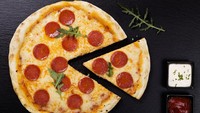 Kepribadian Taurus yang selalu bisa diandalkan, nampaknya cocok dengan topping pizza pepperoni yang selalu enak dan digemari oleh banyak orang. Foto: iStock
