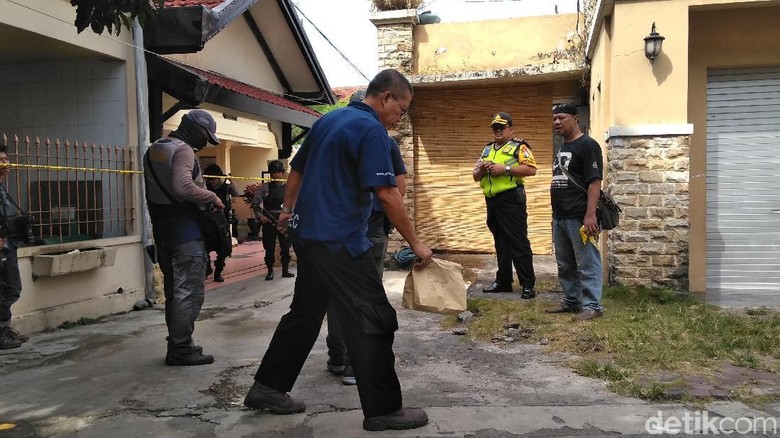 Densus Temukan Bungkusan Warna Cokelat di Rumah Teroris Dukuh Pakis Densus Temukan Bungkusan Warna Cokelat di Rumah Teroris Dukuh Pakis