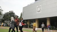 Untuk pengaturan pengawasan jam masuk kantor PNS, Kepala Bidang Pengendalian Pegawai, Badan Kepegawaian Daerah (BKD) DKI Jakarta, Komarukmi Sulistyawati mengatakan Pemprov DKI Jakarta memiliki sistem untuk mengawasi PNS supaya bekerja dengan tertib, salah satunya dengan dilakukannya pemantauan dari daftar hadir.