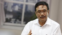 Djarot mengaku bersedia menjadi saksi pernikahan Ahok, yang disebut digelar pada 15 Februari 2019. Ah, itu kan gampang (jadi saksi), kata Djarot sembari tertawa dalam perbincangan via telepon, Jumat (18/1/2019). Menurut Djarot, Ahok bebas menentukan masa depannya, termasuk menikah. Sebab, kata Djarot, Ahok sudah berstatus duda setelah resmi bercerai dengan Veronica Tan. Kalau nikah kan boleh, kan Pak Ahok sudah duda juga, ucapnya. (Foto: Rachman Haryanto)