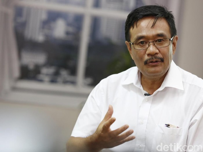Minum jus buah, gaya hidup sehat ala Djarot. (Foto: Rachman Haryanto) Minum jus buah, gaya hidup sehat ala Djarot. (Foto: Rachman Haryanto)