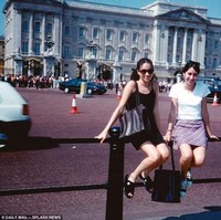 Meghan dan Ninaki berfoto di depan Istana Buckingham Palace saat berlibur ke London, Inggris, semasa remaja. Siapa sangka, bila cucu dari penghuni istana tersebut bakal menjadi suaminya. (Foto: Istimewa)