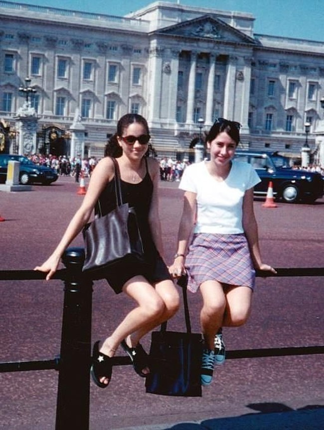 Meghan dan Ninaki berfoto di depan Istana Buckingham Palace saat berlibur ke London, Inggris, semasa remaja. Siapa sangka, bila cucu dari penghuni istana tersebut bakal menjadi suaminya. (Foto: Istimewa)