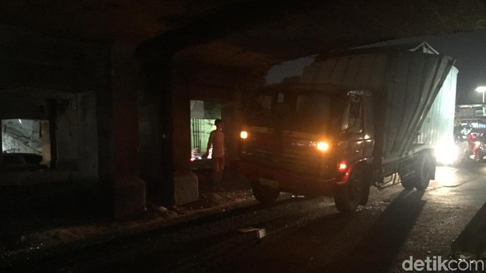 Truk Nyangkut di Jembatan Kereta Matraman