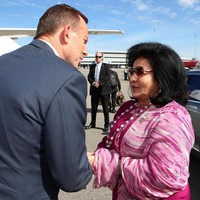 Suntik Botox yang berlebihan juga membuat wajah otot wajah Rosmah jadi ‘lumpuh’ sehingga dia tidak lagi memiliki ekspresi saat berbicara. Foto: Getty Images, Reuters, AFP