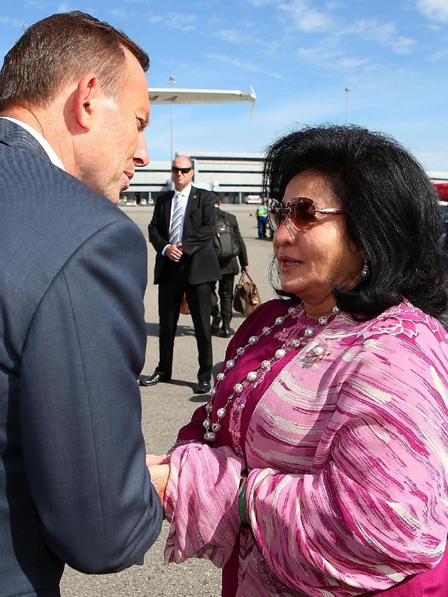 Suntik Botox yang berlebihan juga membuat wajah otot wajah Rosmah jadi ‘lumpuh’ sehingga dia tidak lagi memiliki ekspresi saat berbicara. Foto: Getty Images, Reuters, AFP