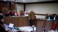 Adi Putra Kurniawan sudah menjalani sidang sebelumnya. Dalam pertemuan itu, Adi Putra menyampaikan rekening tersebut nantinya akan diisi uang dan kartu ATM-nya dapat digunakan sewaktu-waktu oleh Tonny. Selain itu, Tonny terbukti bersalah menerima gratifikasi senilai lebih dari Rp 20 miliar dalam pecahan berbagai mata uang. Ada pula berbagai barang yang diterima Tonny dan ditaksir nilai totalnya Rp 243.413.300. Nilai itu merupakan pemberian fisik yang diterima Tonny, dari perhiasan cincin hingga jam tangan.