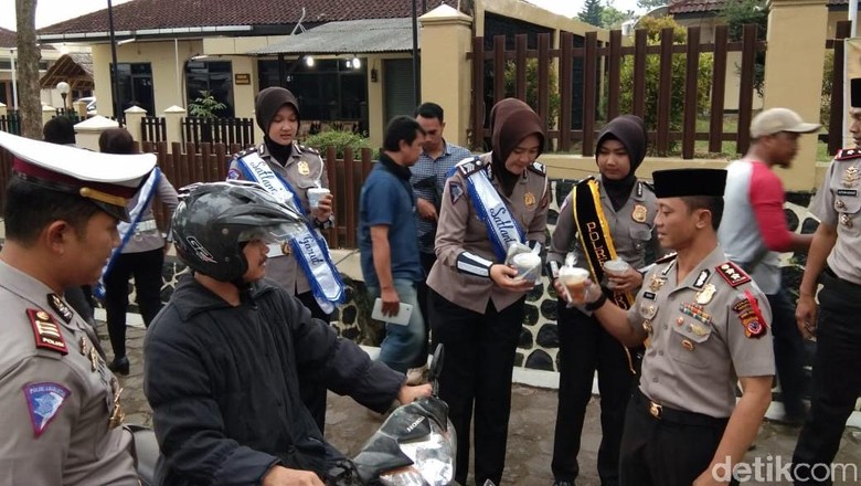 Puasa Pertama, Polisi Garut Bagi-bagi Takjil ke Pengguna Jalan Puasa Pertama, Polisi Garut Bagi-bagi Takjil ke Pengguna Jalan