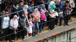 Penumpang KRL Sesaki Stasiun Tanah Abang
