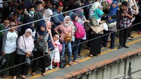 Tak sedikit dari warga yang memanfaatkan waktunya untuk pulang lebih cepat agar bisa berbuka bersama keluarga. 