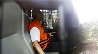 Yahya memasuki mobil tahanan KPK.