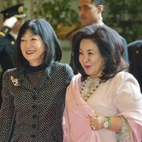 Implan di hidung dan dagu Rosmah juga membuat penampilan wajah wanita itu jadi aneh. Karena terlalu banyak implan, dua bagian wajahnya jadi menonjol berlebihan. Foto: Getty Images, Reuters, AFP