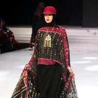 Fashion show busana muslim rancangan Ida Royani yang mengusung tema Great Toba di Indonesia Fashion Week 2018, Jakarta Convention Center, Jakarta, Rabu [28/3/2018]. Foto: Mohammad Abduh/Wolipop