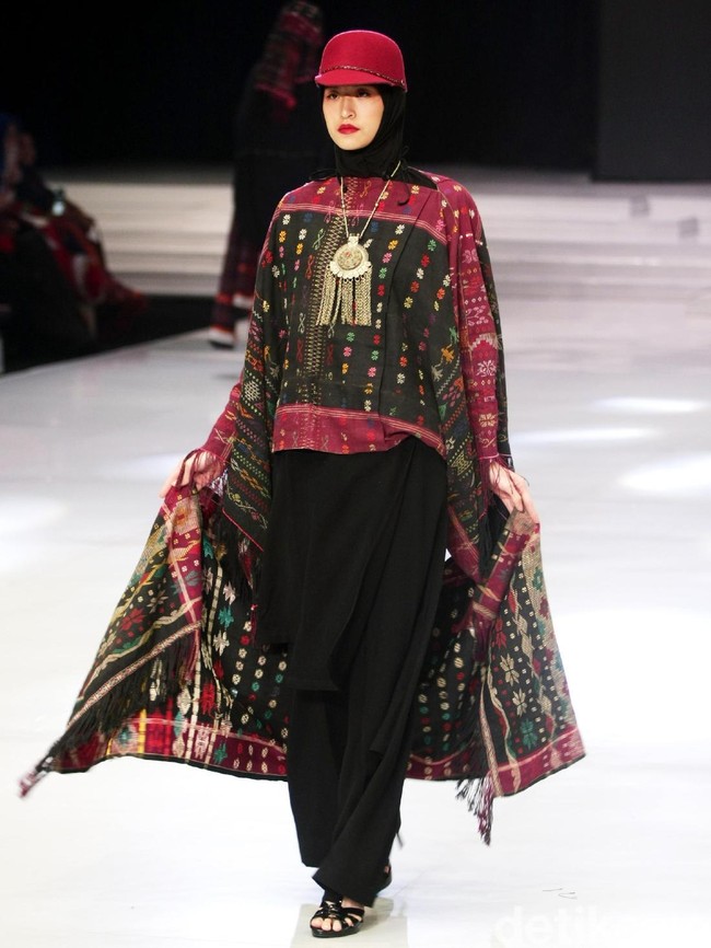 Fashion show busana muslim rancangan Ida Royani yang mengusung tema Great Toba di Indonesia Fashion Week 2018, Jakarta Convention Center, Jakarta, Rabu [28/3/2018]. Foto: Mohammad Abduh/Wolipop