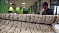 Alquran ini ditulis tangan.