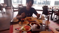 Kalau ini pose manis Babang Tamvan saat baru bangun tidur dan langsung sarapan. Hayoo, jangan naksir ya liat tatapan teduhnya! Foto: Instagram @andikangen_ningrat