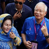 “Rosmah, istri dari mantan Perdana Menteri Malaysia Najib Razak, sudah lama menjadi contoh buruknya prosedur operasi plastik yang dilakukannya. Dialah contoh hidup dari tindakan estetik yang hasilnya seharusnya tidak seperti itu,” tulis sang dokter. Foto: Getty Images, Reuters, AFP