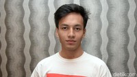 Jika orang-orang menyantap es buah ataupun minuman manis lainnya, Jefri Nichol justru memilih air putih. Noel/detikHOT.