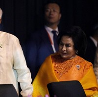 Siew mengatakan kalau Rosmah terlalu banyak melakukan suntik filler di seluruh wajahnya, mulai dari dahi, pipi, hidung hingga dagu. Akibatnya wajah wanita yang termasuk salah satu kolektor Hermes itu jadi bengkak. Foto: Getty Images, Reuters, AFP