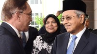 Anwar didepak dari pemerintahan sang penguasa dengan cara hina. Dia ditangkap polisi dan dijebloskan ke penjara karena alasan amoral; melakukan pelecehan seksual kepada salah satu ajudannya. Pembunuhan karakternya tersebut membuat Anwar menjadi seorang tokoh oposisi utama di Malaysia. Krish Balakrishnan/Via Reuters.