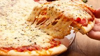 Virgo punya kepribadian yang praktis dan sederhana. Topping keju praktis, merupakan topping pizza yang cocok dengan kepribadian Virgo. Foto: iStock