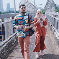 Kembali tampil fresh, kali ini Ratu Anandita tampil dengan atasan dan bawahan berwarna senada. Blouse longgar dipadukan dengan celana kulot lebar bisa membuat aktivitasmu lebih leluasa.  Foto: Instagram/RatuAnandita