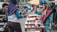 Banyak yang spesial selama bulan Ramadan. Termasuk hadirnya banyak jajanan takjil yang khusus ada di bulan Ramadan saja.
