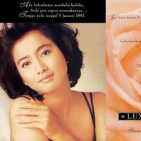 Desy Ratnasari yang ketika itu dikenal sebagai aktris dan penyanyi itu pernah menjadi salah satu bintang andalan sabun Lux di era 1990an. Sekarang penampilannya berubah drastis sejak memutuskan berhijab. (Foto: Istimewa)