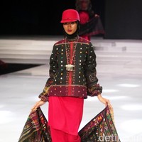Fashion show busana muslim rancangan Ida Royani yang mengusung tema Great Toba di Indonesia Fashion Week 2018, Jakarta Convention Center, Jakarta, Rabu [28/3/2018]. Foto: Mohammad Abduh/Wolipop