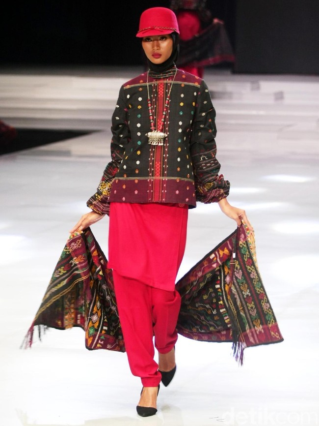 Fashion show busana muslim rancangan Ida Royani yang mengusung tema Great Toba di Indonesia Fashion Week 2018, Jakarta Convention Center, Jakarta, Rabu [28/3/2018]. Foto: Mohammad Abduh/Wolipop