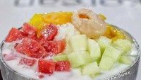 Wah es buah yang satu ini bertopping semangka, mangga, jeruk, melon, dan leci. Kuahnya terlihat berwarna putih, menandakan banyak susu yang dipakai. Toppingnya menggunung! Foto: Instagram @makan.donk