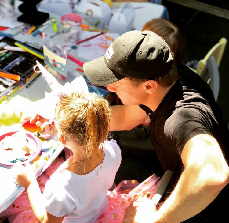 Momen Manis Jeremy 'Hawkeye' Renner Bersama Putrinya