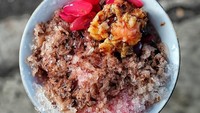  Wah kalau es buah yang satu ini dipenuhi dengan serutan es. Sampai sampai isinya tertutup es. Yang terlihat hanya kolang kaling warna merah dan seonggok tape. Foto: Instagram @jojgabikinlaper