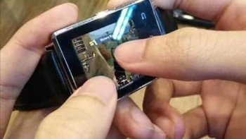 Keren sih bisa main Fortnite di smartwatch, tapi ribet ya ngeliatnya. (Foto: Twitter/PicturesFoIder)