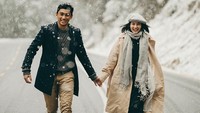 Chelsea Islan dan Daffa Wardhana saat foto sesi. Keduanya terlihat sangat romantis. Foto: Dok. Instagram/daffawardhana