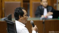 Suparji Ahmad memberikan kesaksian di hadapan hakim.