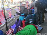  Fans Rela Tidur di Jalan Demi Saksikan Pernikahan Pangeran Harry-Meghan