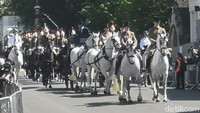 Setelah resmi menikah, Harry dan Meghan akan naik kereta kuda menyusuri jalan-jalan di Windsor sambil menyapa lebih dari 100.000 warga yang diperkirakan datang. Kemudian, baru mereka kembali ke Kastil Windsor untuk resepsi bersama Ratu Elizabeth dan dilanjutkan resepsi malam di Frogmore House.   