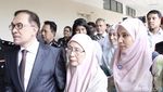 Momen Bahagia Bebasnya Anwar Ibrahim dari Jeruji Besi