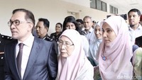 Kebebasan Anwar Ibrahim ini ditandai saat ia keluar dari Rumah Sakit Cheras, Kuala Lumpur tempat Anwar menjalani operasi bahu. Tampak istrinya yang juga Wakil Perdana Menteri Malaysia terpilih Wan Azizah Wan Ismail dan putrinya Nurul Izzah Anwar mendampingi Anwar keluar dari rumah sakit. Foto: dok Instagram Nurul Izzah Anwar (@n_izzah)