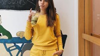 Smoothies-nya ijo, bajunya koneng, tulis Kirana. Meski posenya manyun, gaya Kirana menikmati smoothies ini tetap keren ya? Foto: Instagram kiranalarasati