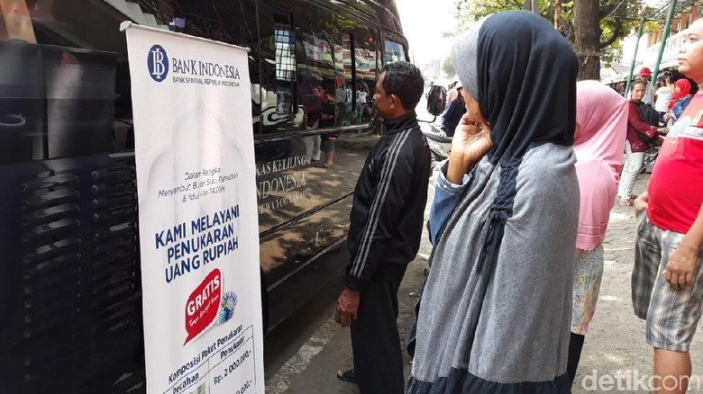 Warga Kulon Progo Serbu Mobil Penukaran Uang BI Warga Kulon Progo Serbu Mobil Penukaran Uang BI